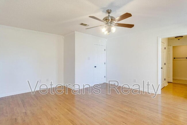 Building Photo - 1210 Spring Dr