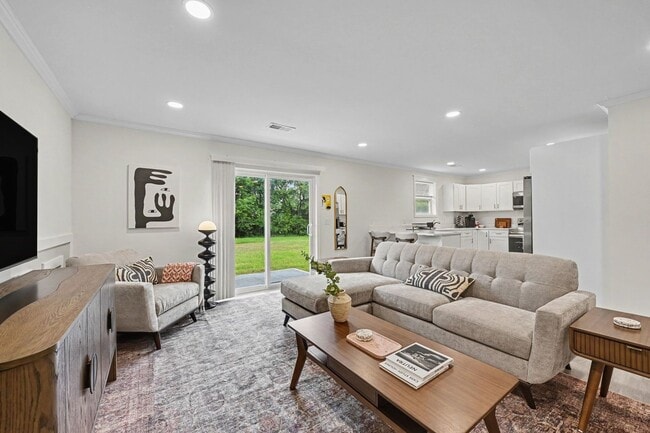 Building Photo - West Dayton New 4BR/3BA Home | Modern & Spacious