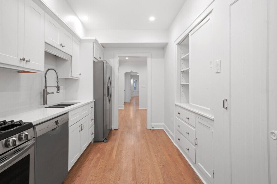 Building Photo - 2737 W Lunt Ave