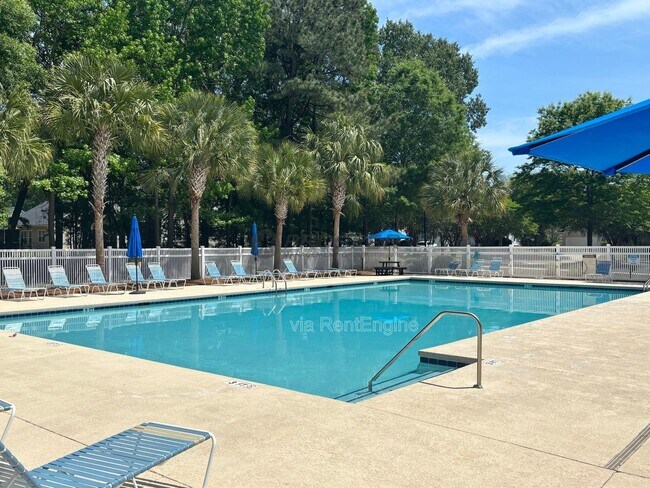 Building Photo - 833 Paran Oaks Dr