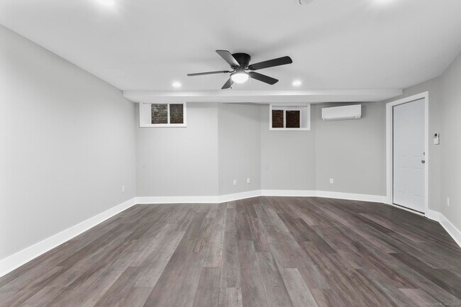 Building Photo - 548 Ferry St