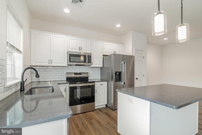 Building Photo - 7851 Briarwood Dr