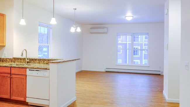 Building Photo - 2 bed, 1 bath apartment with washer/dryer in unit & (1) month free rent (85 Griffin Ln #201)