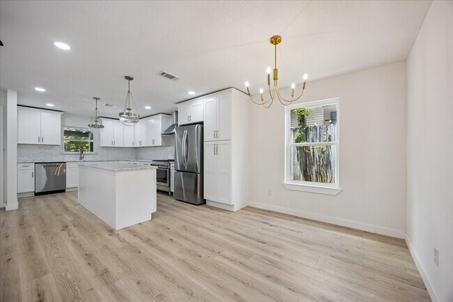 Building Photo - 1630 1/2-1632 Tabor St