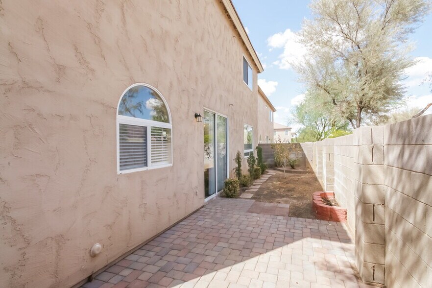 Building Photo - 40549 N Brumana St