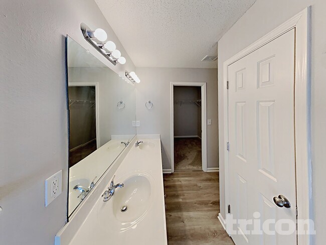 Building Photo - 2675 Chatfield Dr