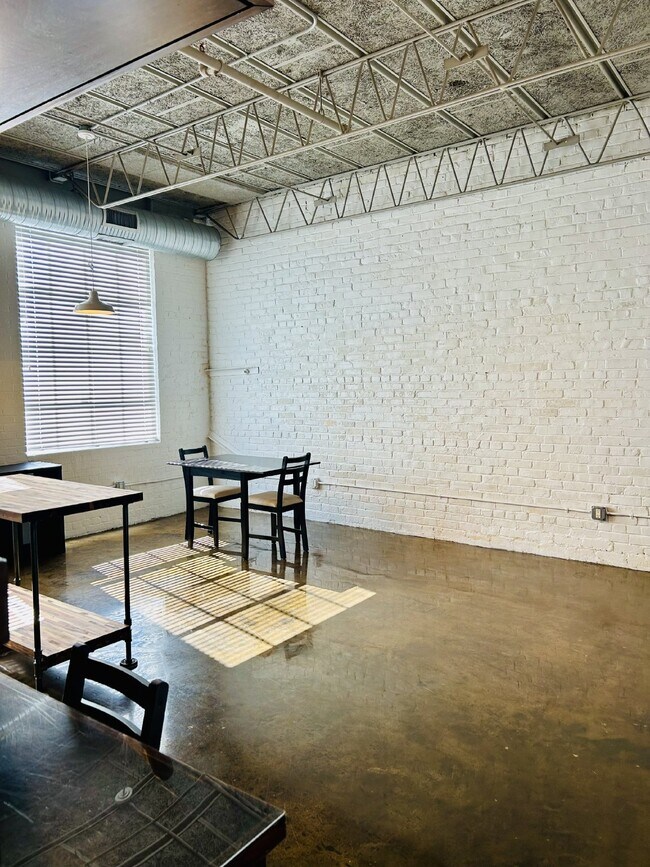 Building Photo - Downtown Living: 1 Bdrm/1 Bath Condo in Fulton Motor Lofts with reserved parking! Available Now!