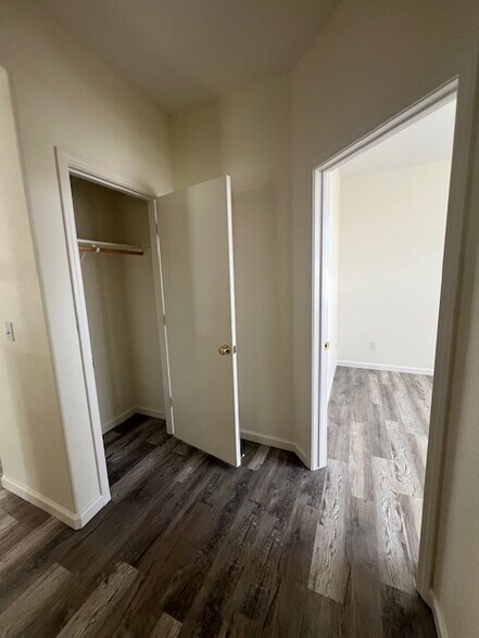Building Photo - 309 Queencrest Ct