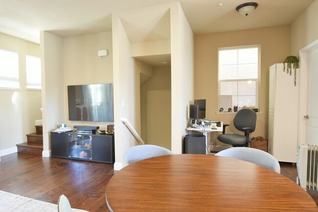 Building Photo - Beautiful and Modern 3 Bedroom 3.5 Bath Tr...