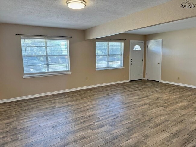 Building Photo - 1408 Normandy Dr