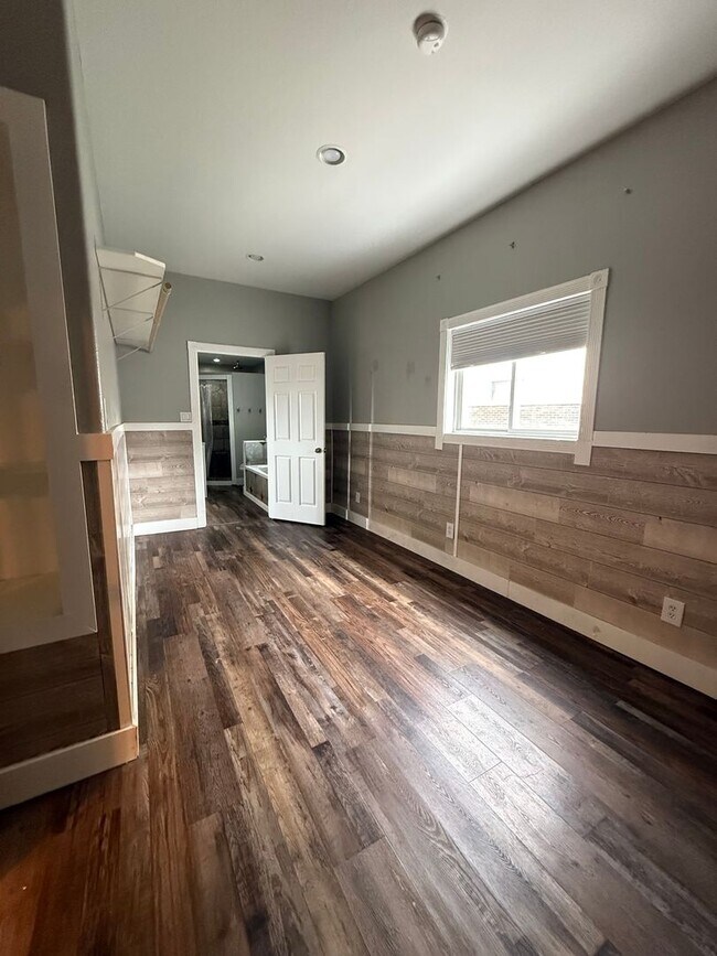 Building Photo - 529 S Dakota St