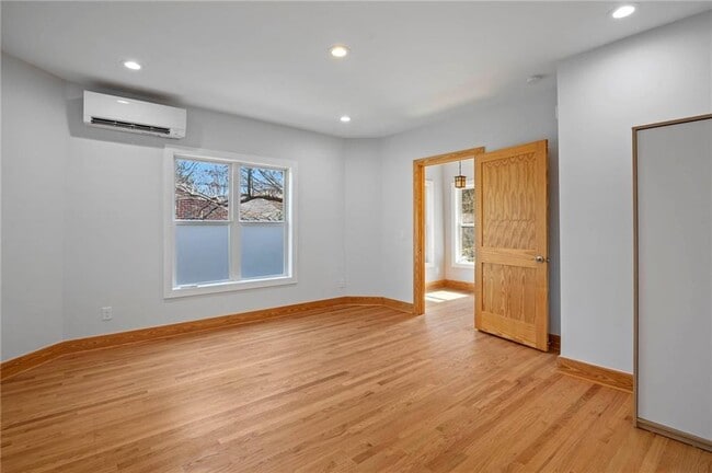 Building Photo - 1008 Courtenay Dr NE