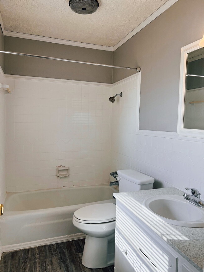 Building Photo - Cute, Clean and Central 3 bedroom 2 bathroom