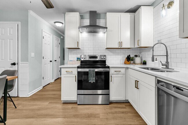 Building Photo - Fully Renovated 2 Bedroom Townhome in a Co...