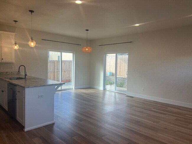 Building Photo - Charming three bedroom townhouse in the heart of Talent! | Available Mid May