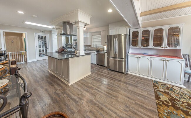 Building Photo - Stunning 4 Bed 3 Bath with a Pool!
