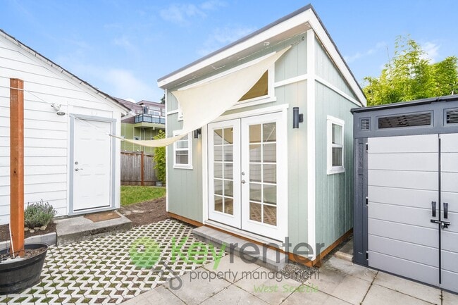 Building Photo - Inviting 3bed Seattle Home with Garage, Yard, and Parking!