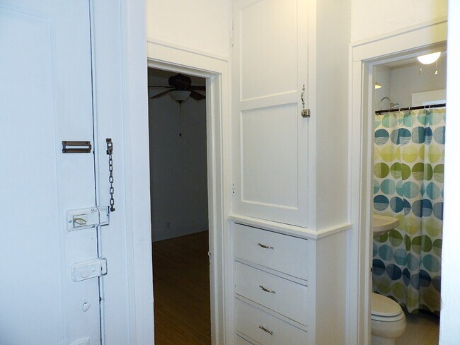 Building Photo - 2 Bedroom Condo in Brownstone