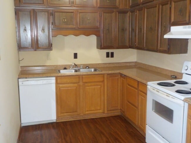 Building Photo - 909 Highland Dr