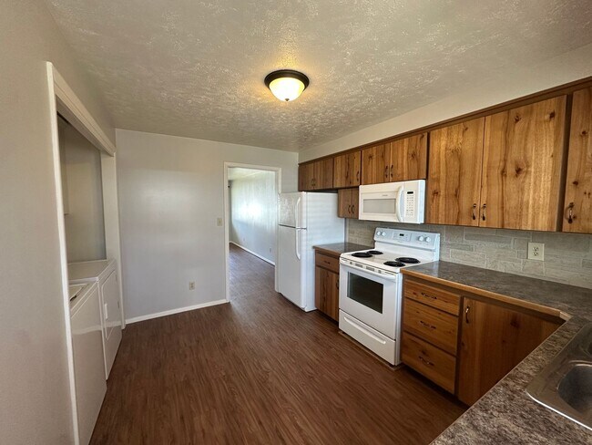 Building Photo - 520 W 32nd St