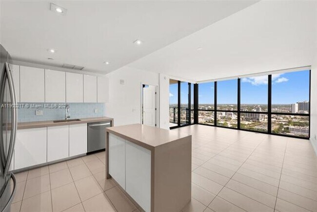 Primary Photo - 1600 NE 1st Ave