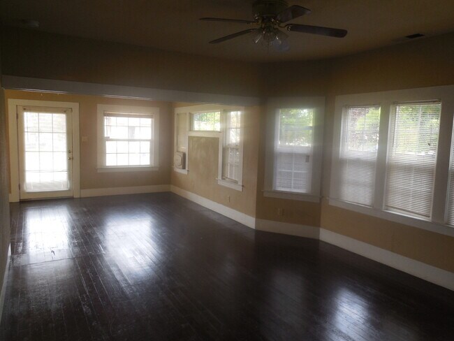 Building Photo - 3 Bedroom / 1 Bath House