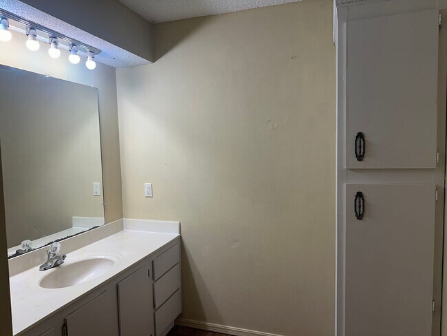 Building Photo - This duplex offers 3 spacious bedrooms, 2....