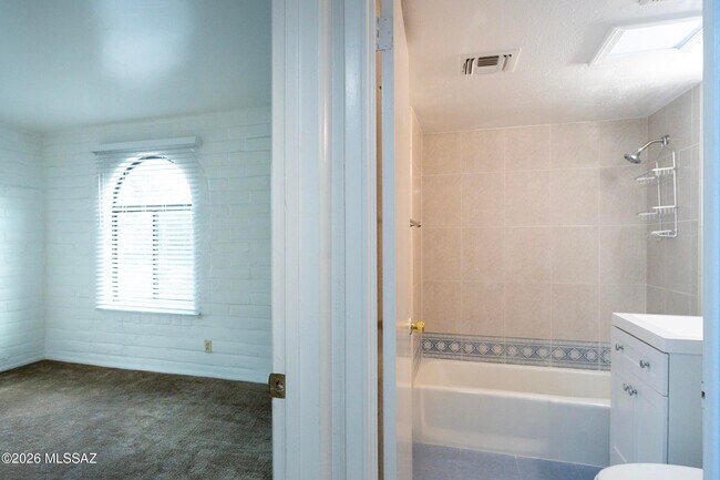 Building Photo - 565 N Macnab Dr
