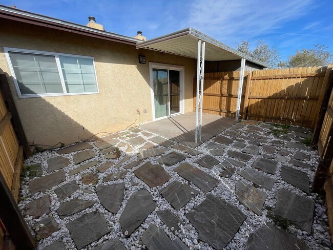 Building Photo - New remodeled townhome!