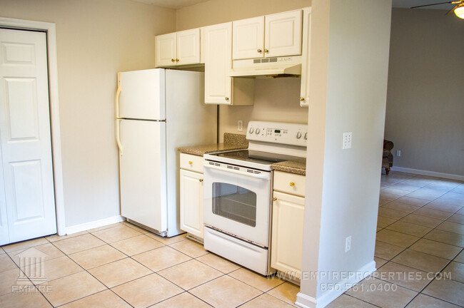 Building Photo - Spacious Central Townhome