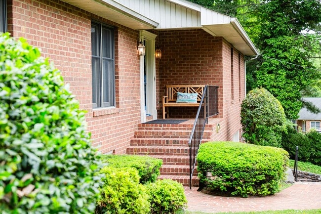 Building Photo - New Listing!