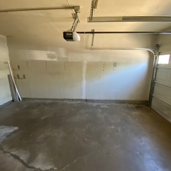 Building Photo - Beautiful Duplex in Rockin, CA!