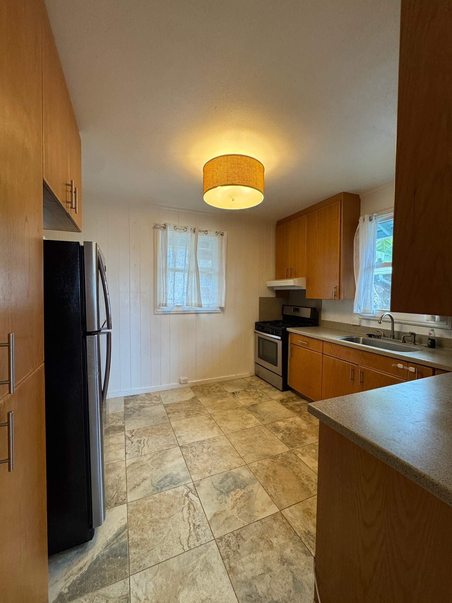 Full size refrigerator - 1769 Puowaina Dr