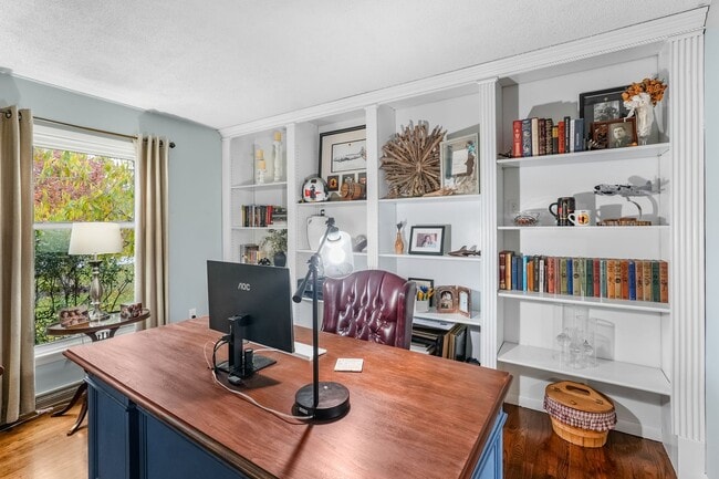 Building Photo - Beautifully Updated 4 Bedroom, 2.5 Bath Home in Fairview