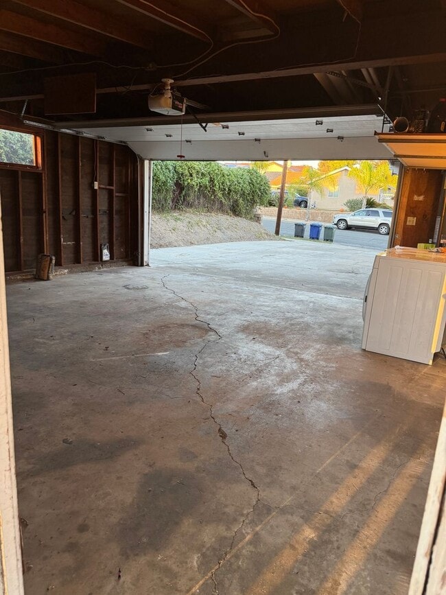 Building Photo - Updated 3BR/2BA home w/yard and garage in ...