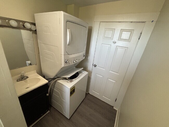 Building Photo - Spacious 4BR / 2BA Sanford Apartment with Heat Included!