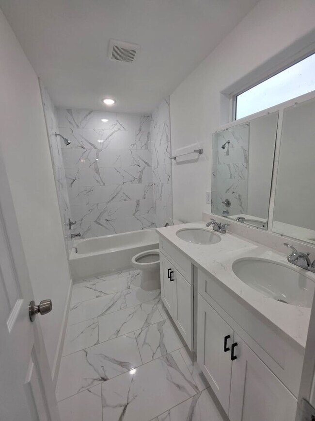 Building Photo - Stunning Duplex with Garage & Modern Finishes