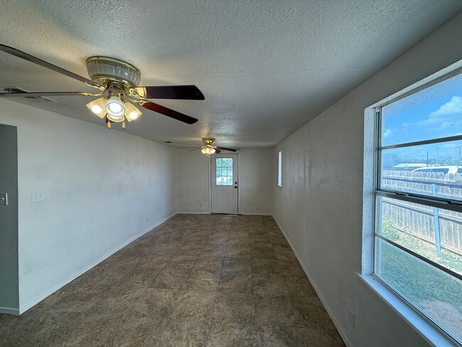 Building Photo - CUTE 2 bedroom, 1.5 bath home AVAILABLE NOW!