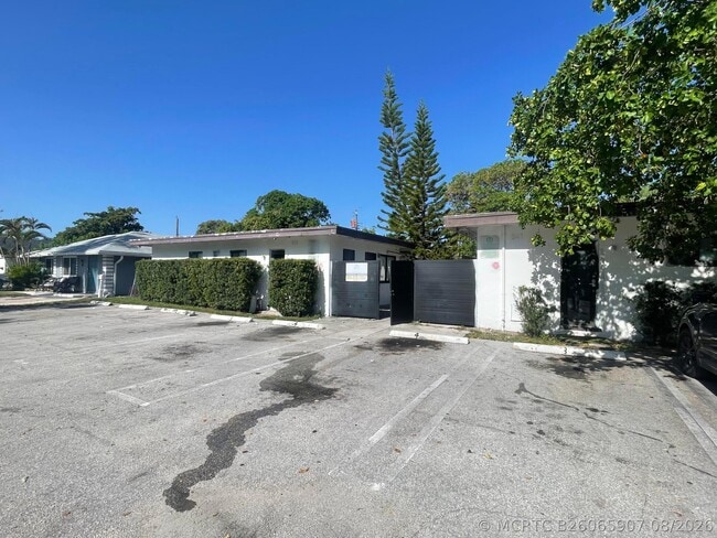 Building Photo - 841 NW 5th Ave