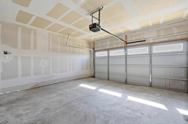Building Photo - 526 Millbrook Blvd