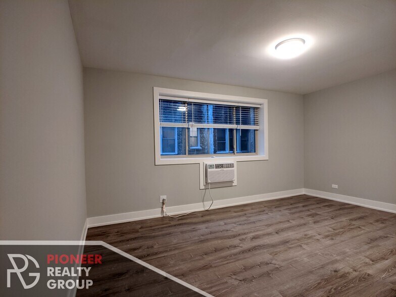 Building Photo - 542 W Surf St