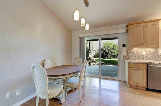 Building Photo - Updated 3 Bedroom Home on Quiet Court with Covered Patio
