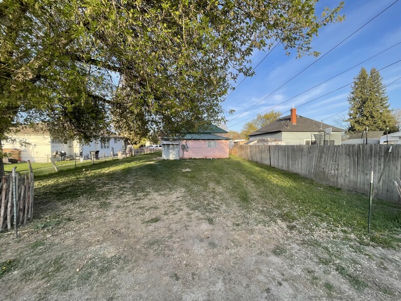 Back yard1 - 1234 Almo Ave