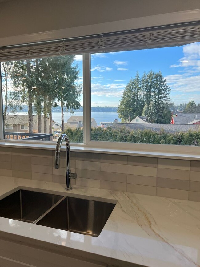 Building Photo - Lake Stevens Luxury Duplex