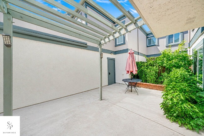 Building Photo - Charming 2-Bed Townhouse with Fireplace in Prime CA Location!