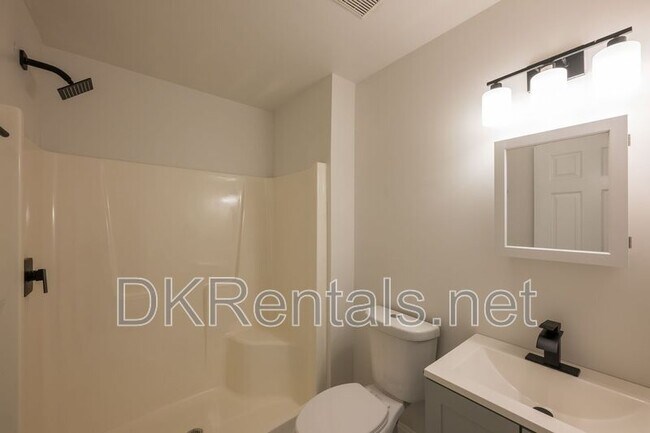 Building Photo - 2027 Lois Pl NW