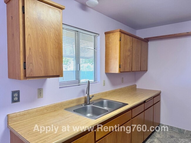 Building Photo - 2 Bed 1 Bath Home Near JT National Park