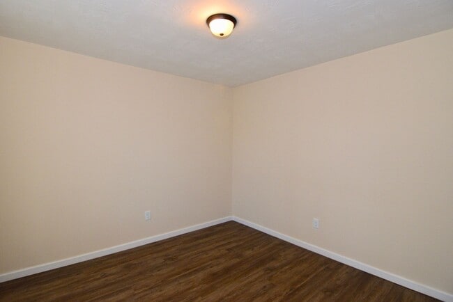 Building Photo - $1025 - 2 bed/1 bath house for rent off Mi...