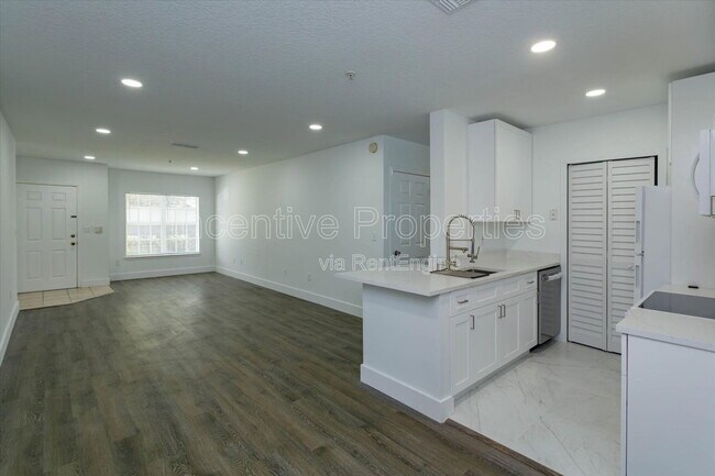 Building Photo - 4352 S Kirkman Rd