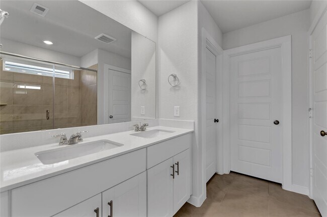 Building Photo - 18726 Etta Pnes Cir